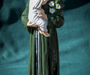 Kapliczka z figurą św. Antoniego w Drewnowie