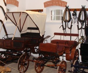 NIETUZINKOWE POJAZDY ZAPRZĘGOWE W ZABYTKOWEJ POWOZOWNI MUZEUM ROLNICTWA W CIECHANOWCU NIETUZINKOWE POJAZDY ZAPRZĘGOWE W ZABYTKOWEJ POWOZOWNI MUZEUM ROLNICTWA W CIECHANOWCU