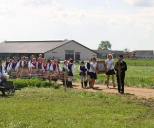 ZIELONE ŚWIĄTKI POD WIATRAKIEM ZIELONE ŚWIĄTKI POD WIATRAKIEM