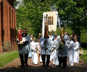 ZIELONE ŚWIĄTKI POD WIATRAKIEM