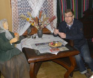 Popularny dziennikarz Maciej Orłoś z ekipą telewizyjną w Muzeum Rolnictwa w Ciechanowcu Popularny dziennikarz Maciej Orłoś z ekipą telewizyjną w Muzeum Rolnictwa w Ciechanowcu