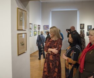 Fotorelacja z wernisażu "Pastelowe wspomnienia: mój makro- i mikroświat"