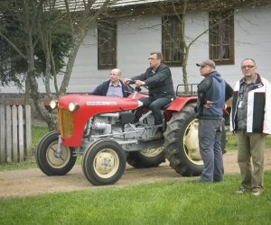 Popularny dziennikarz Maciej Orłoś z ekipą telewizyjną w Muzeum Rolnictwa w Ciechanowcu Popularny dziennikarz Maciej Orłoś z ekipą telewizyjną w Muzeum Rolnictwa w Ciechanowcu