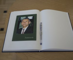 Fotorelaja z oddsłonięcia tablicy pamiątkowej poświęconej prof. dr hab. Janowi Tropile Fotorelaja z oddsłonięcia tablicy pamiątkowej poświęconej prof. dr hab. Janowi Tropile