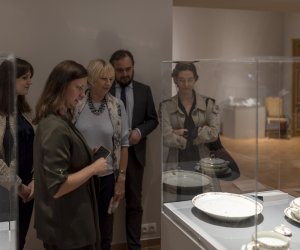 PORCELANA Z POLSKIM ORŁEM. Serwisy Prezydenta Mościckiego i zastawy reprezentacyjne w czasach II Rzeczypospolitej - fotorelacja PORCELANA Z POLSKIM ORŁEM. Serwisy Prezydenta Mościckiego i zastawy reprezentacyjne w czasach II Rzeczypospolitej - fotorelacja