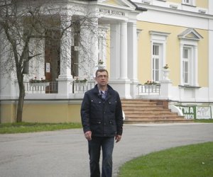 Popularny dziennikarz Maciej Orłoś z ekipą telewizyjną w Muzeum Rolnictwa w Ciechanowcu Popularny dziennikarz Maciej Orłoś z ekipą telewizyjną w Muzeum Rolnictwa w Ciechanowcu