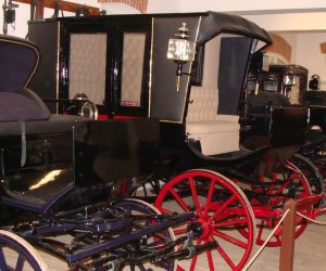 NIETUZINKOWE POJAZDY ZAPRZĘGOWE W ZABYTKOWEJ POWOZOWNI MUZEUM ROLNICTWA W CIECHANOWCU NIETUZINKOWE POJAZDY ZAPRZĘGOWE W ZABYTKOWEJ POWOZOWNI MUZEUM ROLNICTWA W CIECHANOWCU