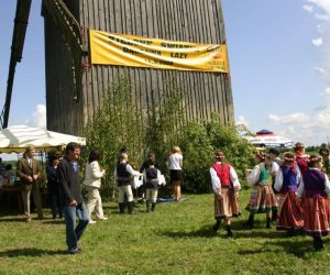 ZIELONE ŚWIĄTKI POD WIATRAKIEM
