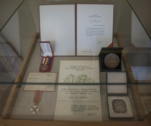 Fotorelaja z oddsłonięcia tablicy pamiątkowej poświęconej prof. dr hab. Janowi Tropile Fotorelaja z oddsłonięcia tablicy pamiątkowej poświęconej prof. dr hab. Janowi Tropile