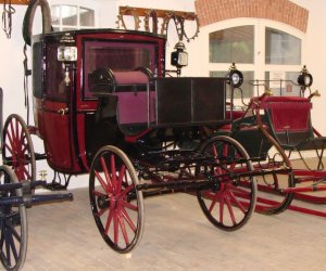NIETUZINKOWE POJAZDY ZAPRZĘGOWE W ZABYTKOWEJ POWOZOWNI MUZEUM ROLNICTWA W CIECHANOWCU NIETUZINKOWE POJAZDY ZAPRZĘGOWE W ZABYTKOWEJ POWOZOWNI MUZEUM ROLNICTWA W CIECHANOWCU