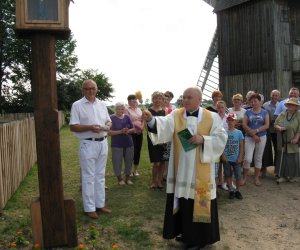 Kapliczka z figurą św. Antoniego w Drewnowie