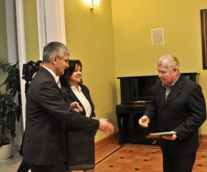 Podsumowanie Konkursy na Najlepiej Zachowany Zabytek Wiejskiego Budownictwa Drewnianego w Województwie Podlaskim w 2012 roku 18 listopada 2012 r. Podsumowanie Konkursy na Najlepiej Zachowany Zabytek Wiejskiego Budownictwa Drewnianego w Województwie Podlaskim w 2012 roku 18 listopada 2012 r.